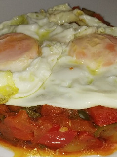 Una foto de Pisto manchego con huevos fritos