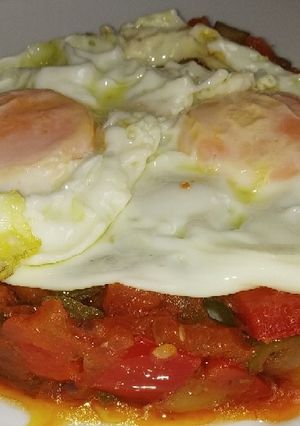 Una foto de Pisto manchego con huevos fritos