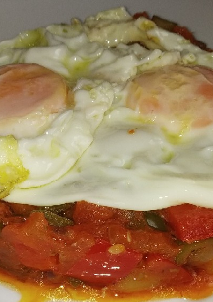 Una foto de Pisto manchego con huevos fritos