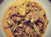 Una foto de pasta al curry con pollo