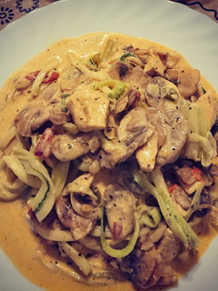 Una foto de Spaghetti de calabacín con pollo al curry y nata