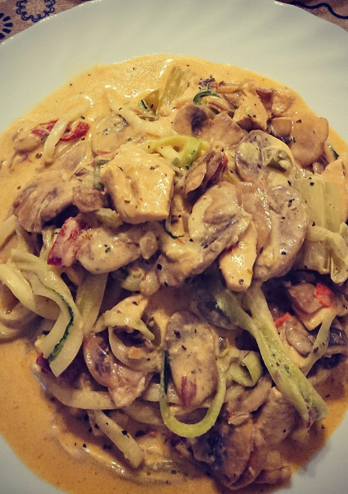 Una foto de Spaghetti de calabacín con pollo al curry y nata