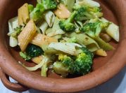 Una foto de mostacholes con brócoli