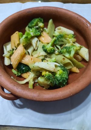 Una foto de Fideos 3 colores con brócoli