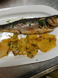 Una foto de Lubina al horno con limón y patatas panaderas