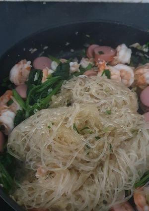 Hình của món Miến xào tôm thịt cải bó xôi.