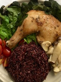 รูปของ สะโพกไก่ เห็ดย่างเนย ผักสลัด ง่ายๆด้วยไมโครเวฟ