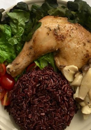 รูปของ สะโพกไก่ เห็ดย่างเนย ผักสลัด ง่ายๆด้วยไมโครเวฟ