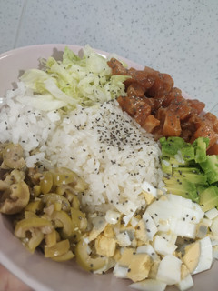 Una foto de Poke de salmón