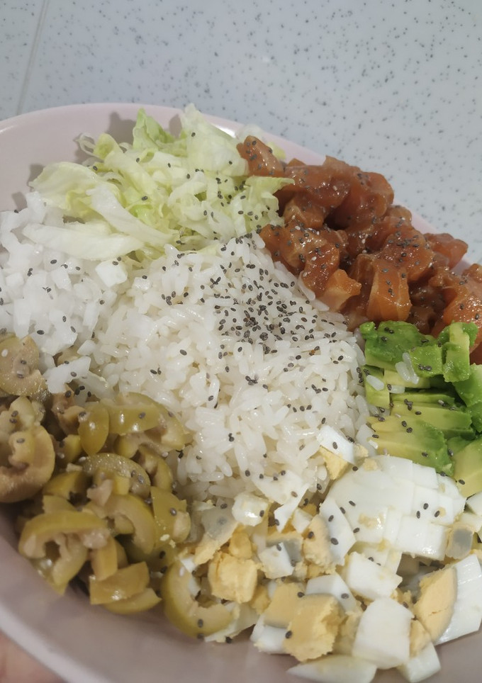 Una foto de Poke de salmón