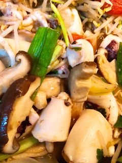 Hình của món Mực xào nấm.