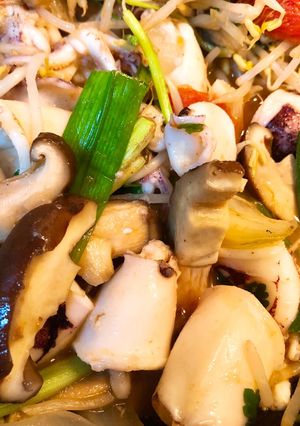 Hình của món Mực xào nấm.