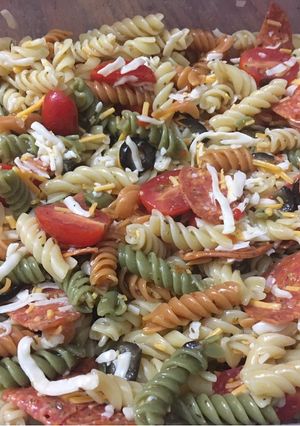 A picture of Pepperoni pizza pasta salad.