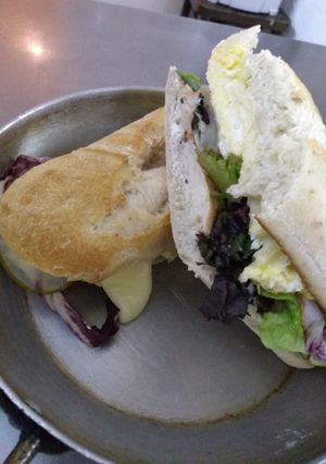 Una foto de Sándwich de pollo