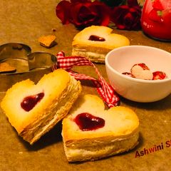 A picture of Berry Sweetheart Cookies.