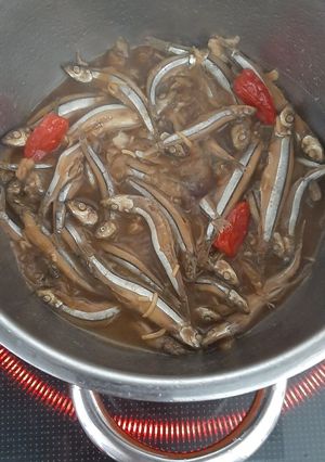 Hình của món Cá cơm kho.