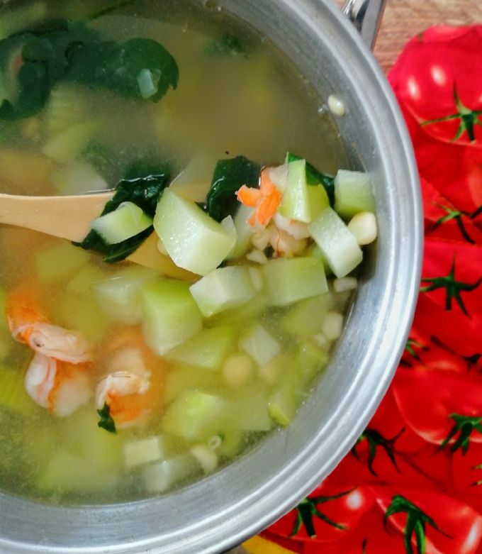 Una foto de Sopa de camarones y verduras🦐🥣🥬