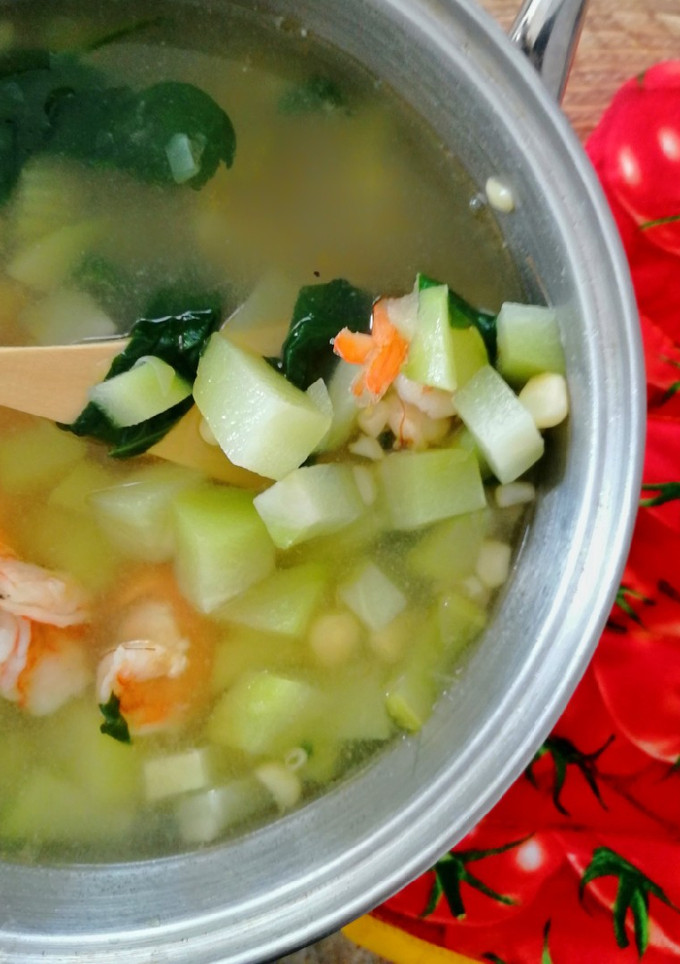 Una foto de Sopa de camarones y verduras🦐🥣🥬