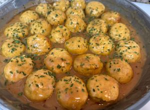 Foto principal de Albóndigas de pollo en salsa asiática suave de jengibre y soja