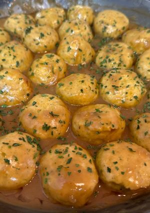 Una foto de Albóndigas de pollo en salsa asiática suave de jengibre y soja
