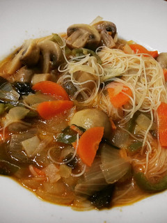 Una foto de Sopa de fideos de arroz con champiñones y wakame