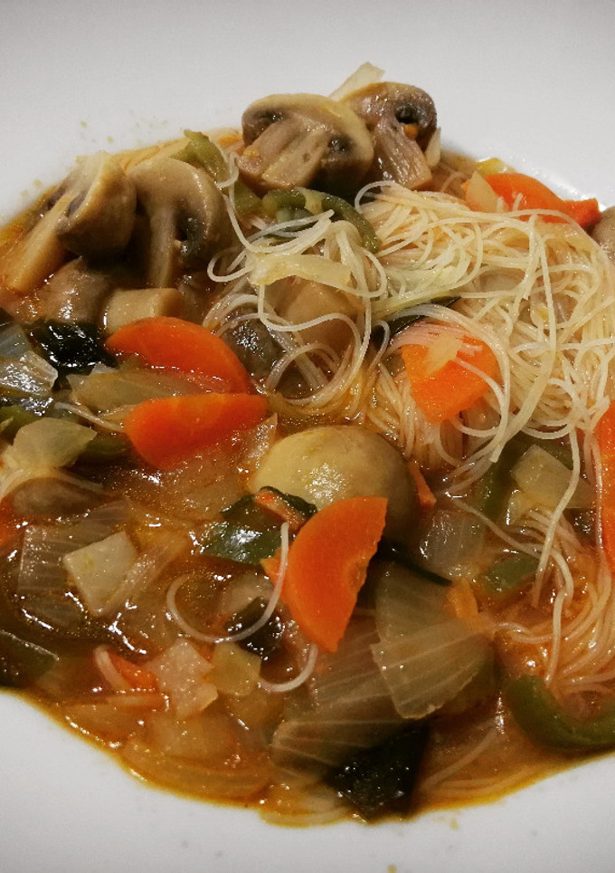 Una foto de Sopa de fideos de arroz con champiñones y wakame