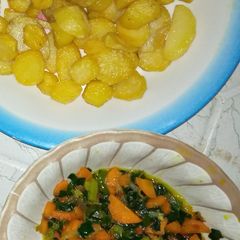 A picture of Fried potato with sauce.