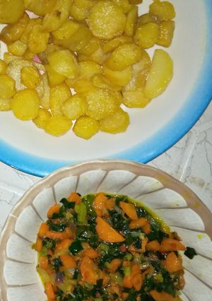 A picture of Fried potato with sauce.