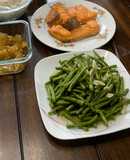 Cá Hồi áp chảo, đậu đũa xào tỏi, dưa mắm