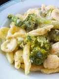 Pasta fresca orecchiette con brocolis,taleggio y pimienta Verde