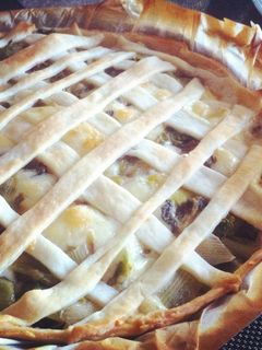 Una foto de Tarta Brisa con Escarola Quesos y Alcaparras 