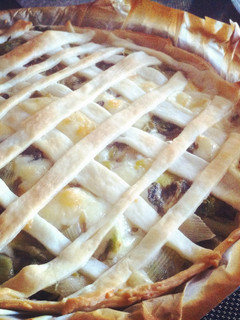 Una foto de Tarta Brisa con Escarola Quesos y Alcaparras