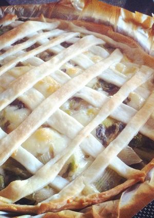 Una foto de Tarta Brisa con Escarola Quesos y Alcaparras 