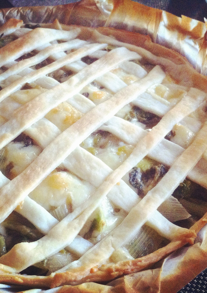 Una foto de Tarta Brisa con Escarola Quesos y Alcaparras 