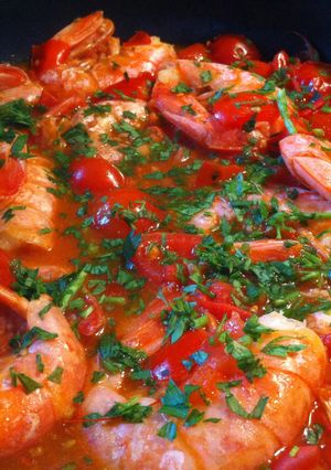Una foto de Camarones en salsa de tomates cherry 