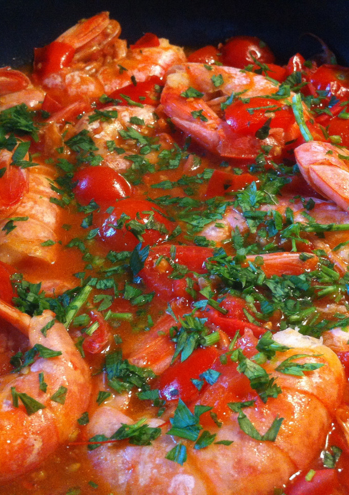 Una foto de Camarones en salsa de tomates cherry 