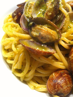Una foto de Espaguetis Almejas y Pesto