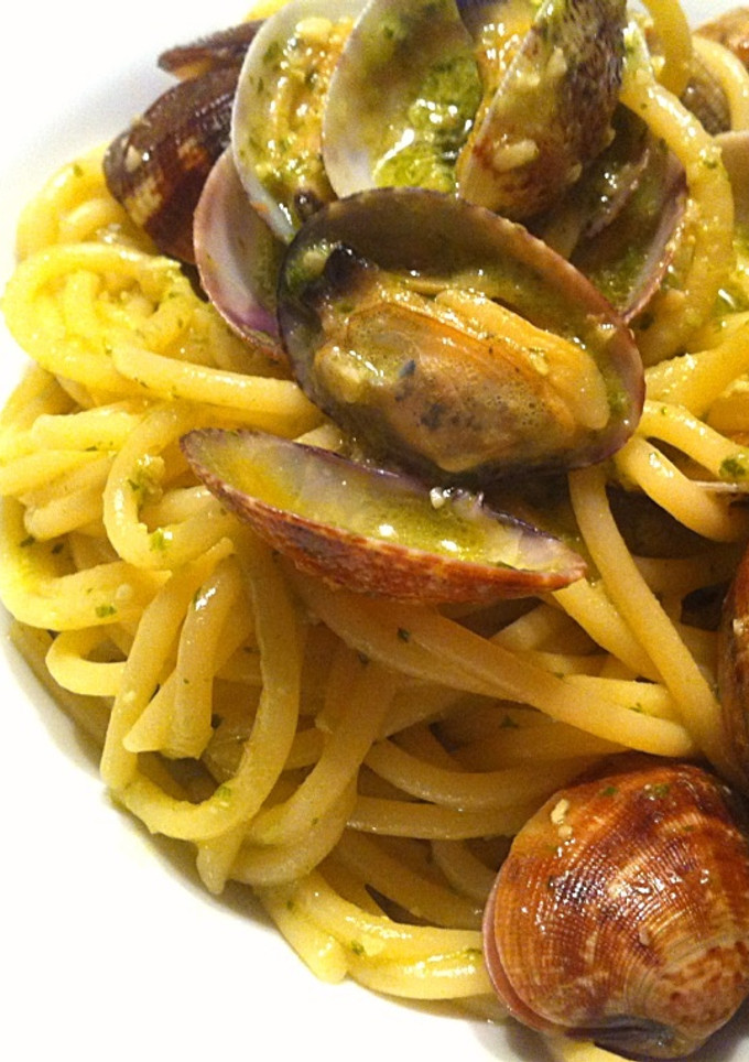 Una foto de Espaguetis Almejas y Pesto