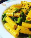 Pasta rigatoni con espáragos y alcaparras