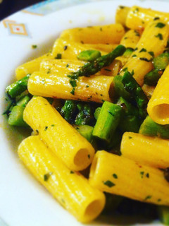 Una foto de Pasta rigatoni con espáragos y alcaparras