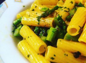 Foto principal de Pasta rigatoni con espáragos y alcaparras