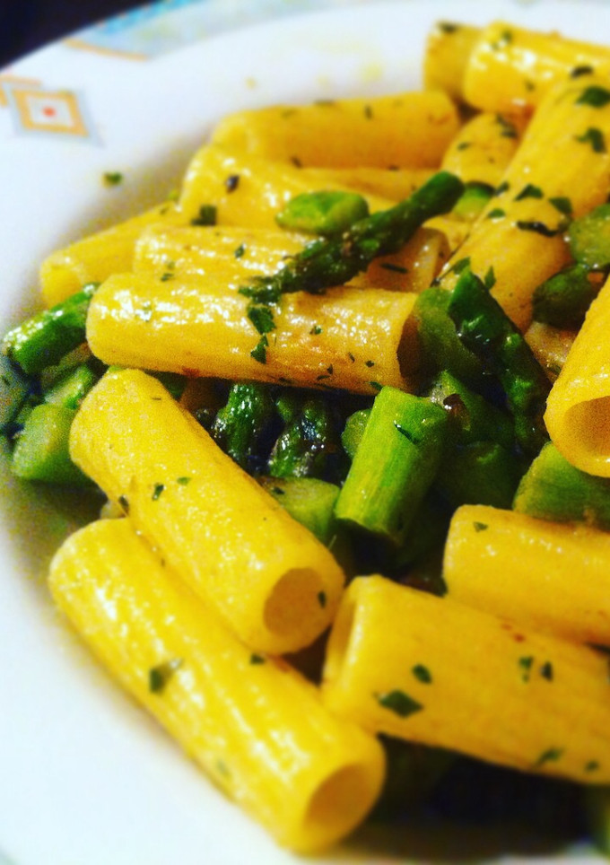 Una foto de Pasta rigatoni con espáragos y alcaparras