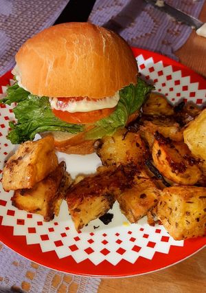 Una foto de Hamburguesa casera con papas al horno
