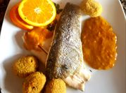 Una foto de truchas con hierbas aromáticas