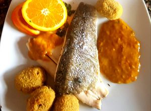Una foto de Trucha "arco iris" con salsa de NARANJA 🍊🍊#Mercado