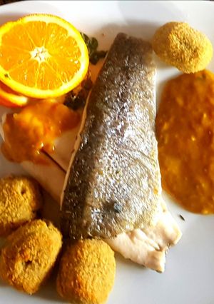 Una foto de Trucha "arco iris" con salsa de NARANJA 🍊🍊#Mercado