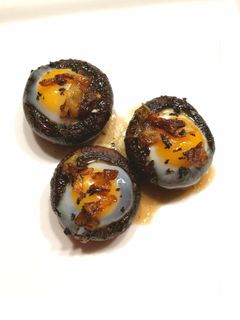Una foto de Champiñón relleno de huevo de codorniz 🍄🟫🍳