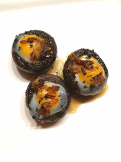 Una foto de Champiñón relleno de huevo de codorniz 🍄🟫🍳