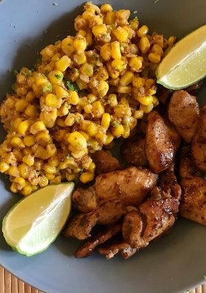 Une photo de Poulet grillé aux épices, maïs, coco & citron vert