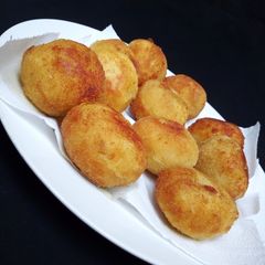 A picture of Potatoe balls.